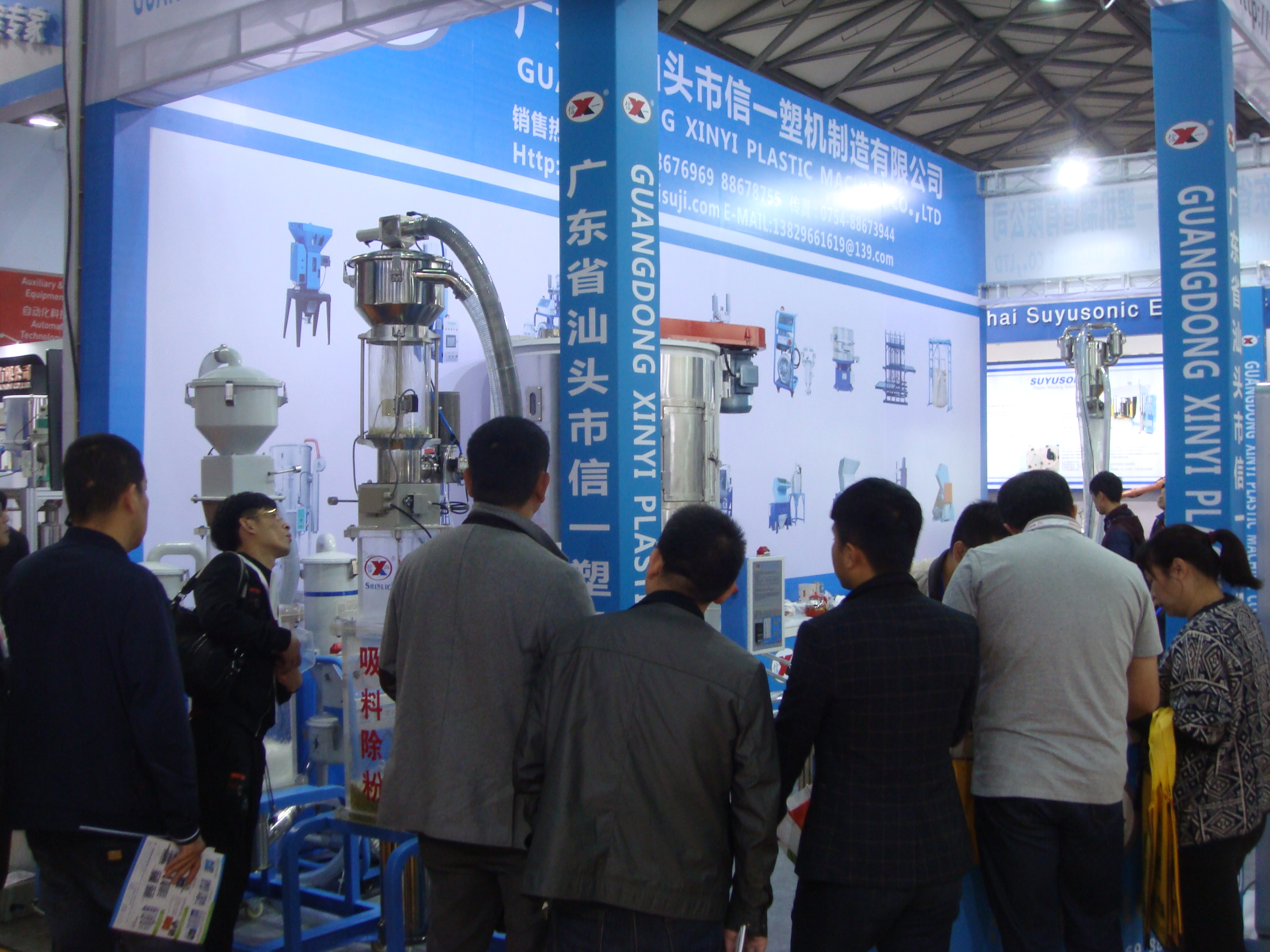 （信一塑料展位產(chǎn)品吸引國內(nèi)外展會眾多客戶嘉賓的廣泛關(guān)注）